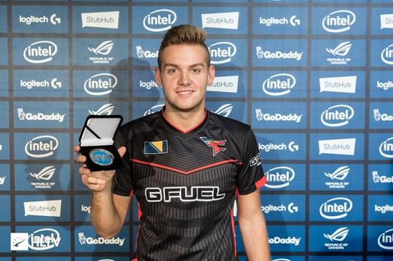 得分领先者崔小俊！ Shanks 击败了他的老队伍 Karis ，并且 Anyone's Legend 赢得了第一场比赛