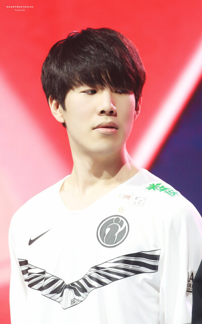 Bin成为历史上第一位在国际赛事BO5里四次战胜T1的选手